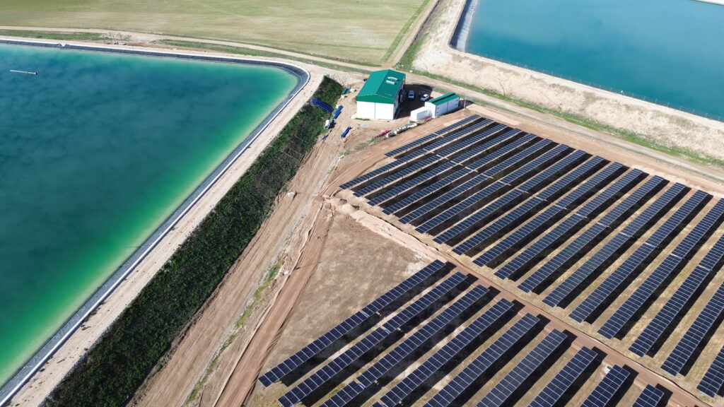 Instalación Solar AISLADA de 1,74 Mwp con Seguidores a un eje y 400 kwh de Baterias. Comunidad de Regantes La Torreta, Peal de Becerro, Jaén